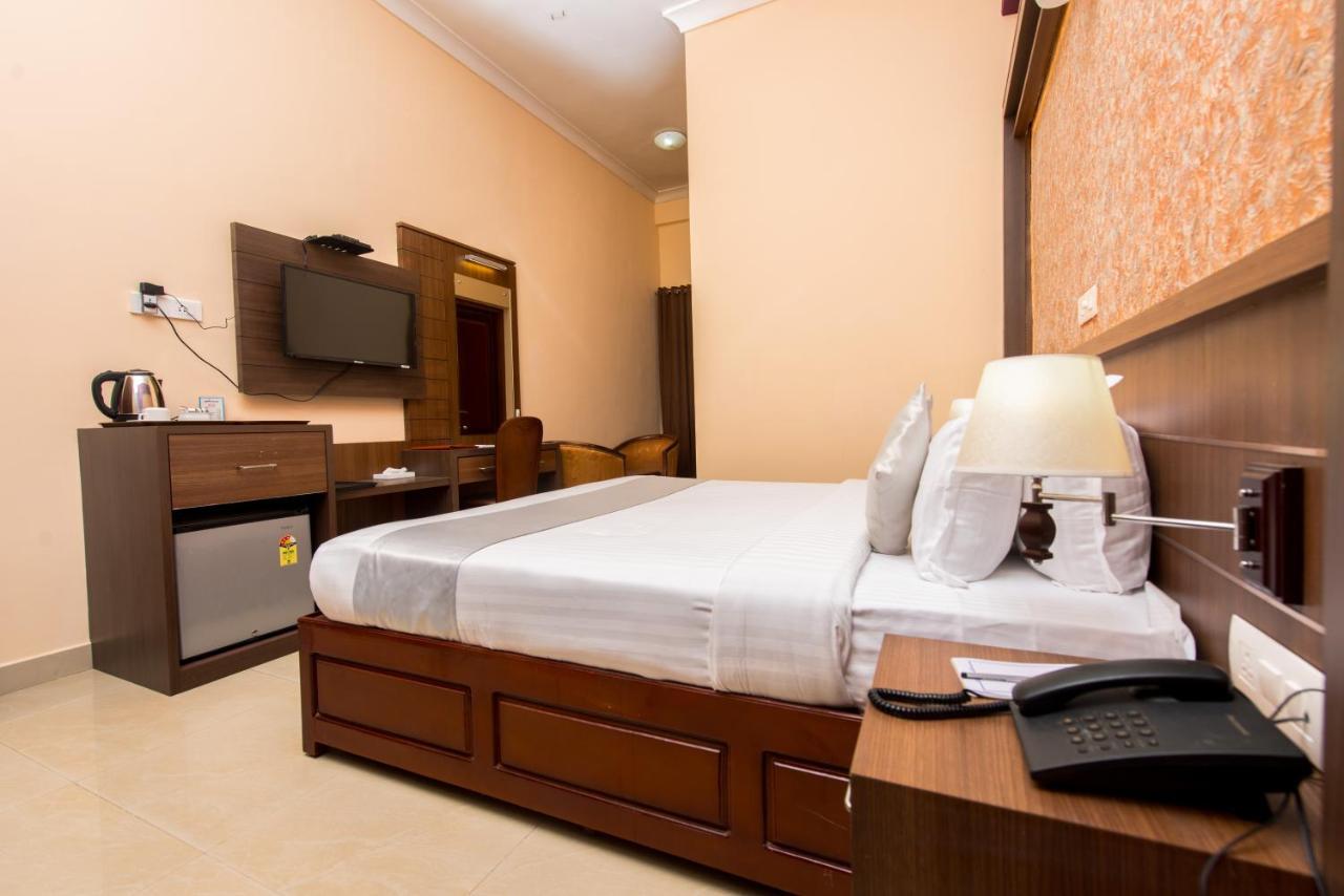 Kallada Golden Hotel Thrissur Exterior photo